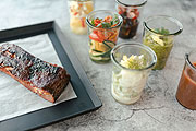 BBQ-Boxen to go aus dem Restaurant Bavarie by Käfer (©Foto: BMW Welt)
